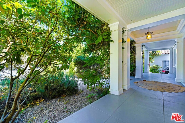 Building Photo - 2049 N Berendo St