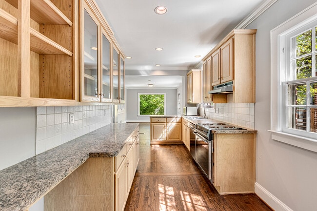 Building Photo - 666 Yorkshire Rd NE