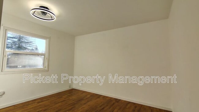 Building Photo - 1316 E Hope St