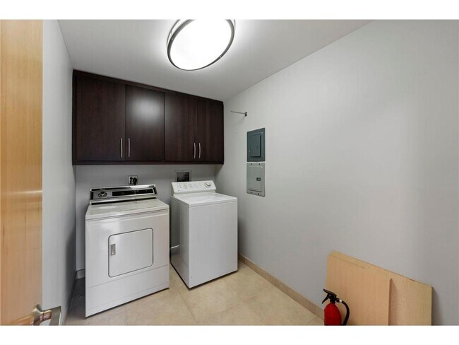 Building Photo - 2885 Knox Ave S