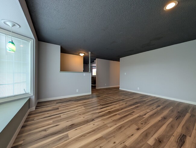 Building Photo - Great 4bed/2 bath home in west Eugene!