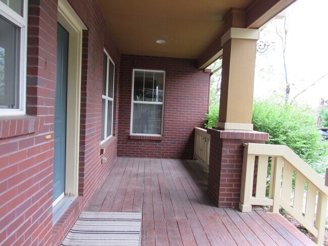 Building Photo - Rare Bradburn Single Family home including Carriage house