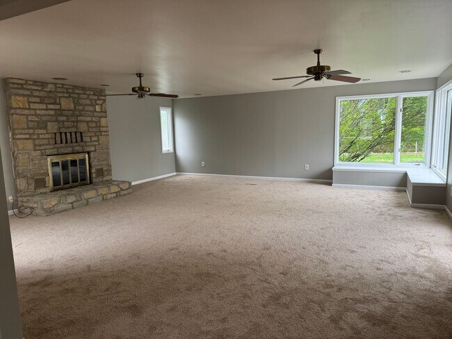 Building Photo - 3 Bedroom 1.5 bathroom Single Family Home, Upper Arlington Schools