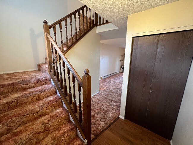 Building Photo - 3 Bedroom, 1.5 Bath Townhome W/ Attached S...