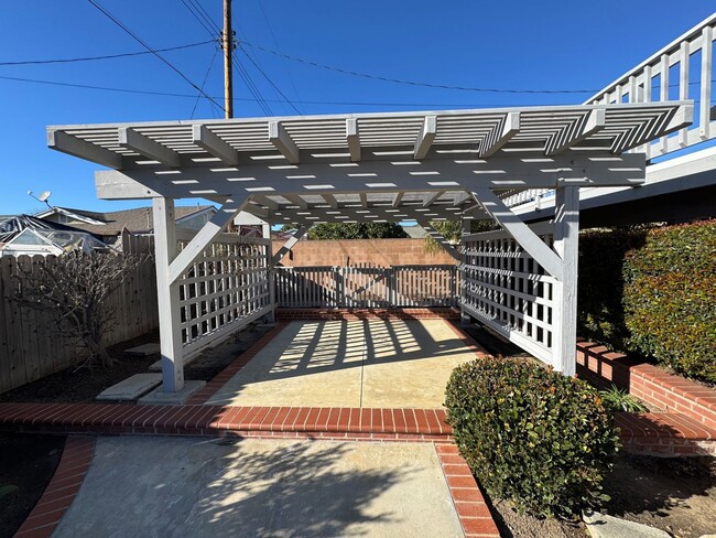 Building Photo - Spacious East Ventura Home- Many Interior Upgrades and Large Backyard!