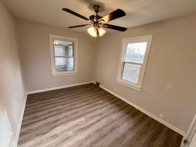 Building Photo - 1502 W Alexis Rd