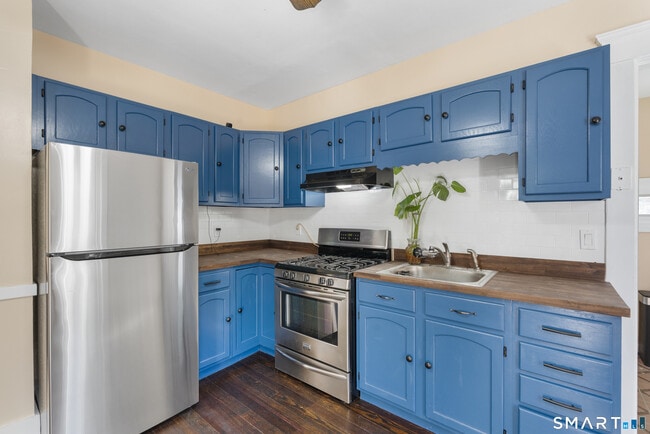 Building Photo - 304 Fairview Ave