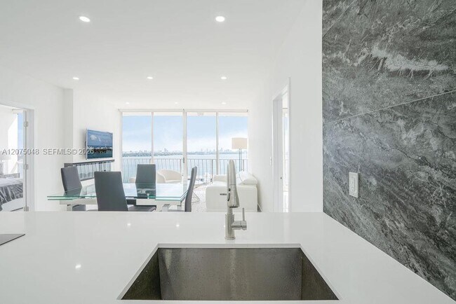 Building Photo - 7601 E Treasure Dr