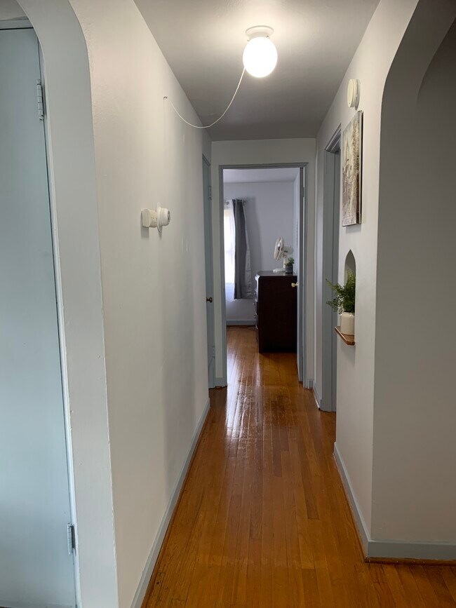 Building Photo - 2014 Davis Ave