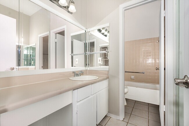 Building Photo - 10438 High Hollows Dr