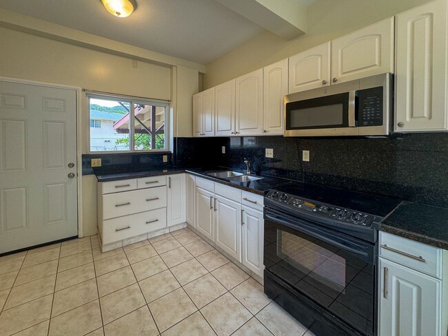 Building Photo - STUDIO/1BA/2PKG. High Ceilings, Shared Yar...
