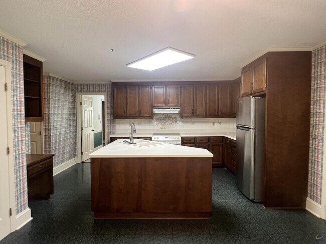 Building Photo - 136 River Knoll