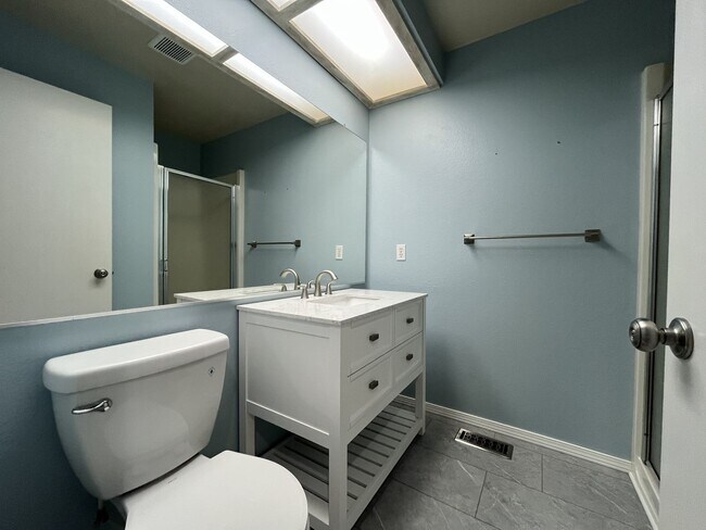 Building Photo - 2 Bed 2 Bath Corner Condo ~ Cedar Mill w/ Washer & Dryer, Parking and Pool! Convenient to Nike, S...