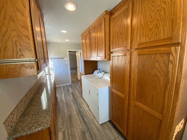 Building Photo - 5 Bedroom Home Available Near Wyoming Blvd NE & Comanche Rd NE!