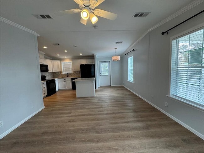 Building Photo - 3217 Old Tampa Hwy