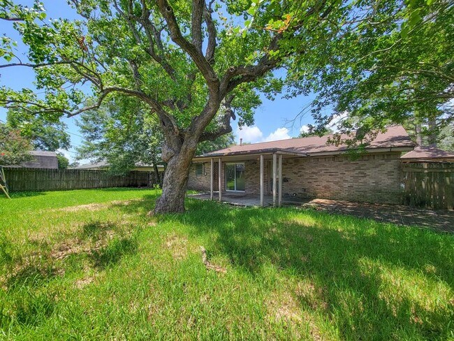 Building Photo - 1703 Raintree Dr