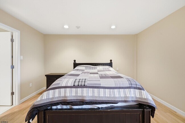 Building Photo - 119 S 11th Ave