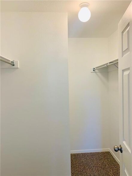 Building Photo - 936 E Bunting St