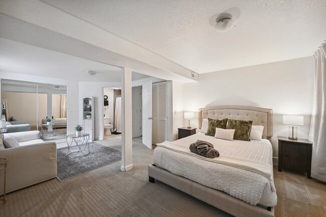 Building Photo - 5944 S Milwaukee Way