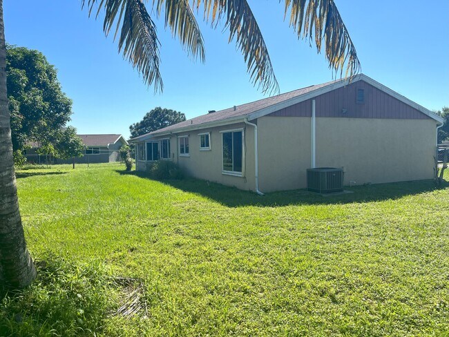 Building Photo - 2901 SW Birtle Ct