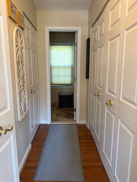 Building Photo - 8715 Shadowlake Way