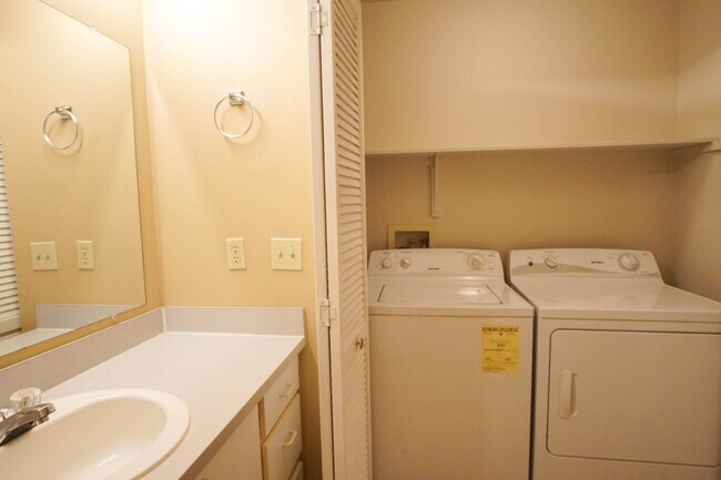 Building Photo - Totally Updated 2-Bed with Vaulted Ceiling...