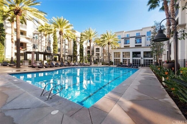 Building Photo - Stylish 2-Bedroom Condo with Resort Amenit...