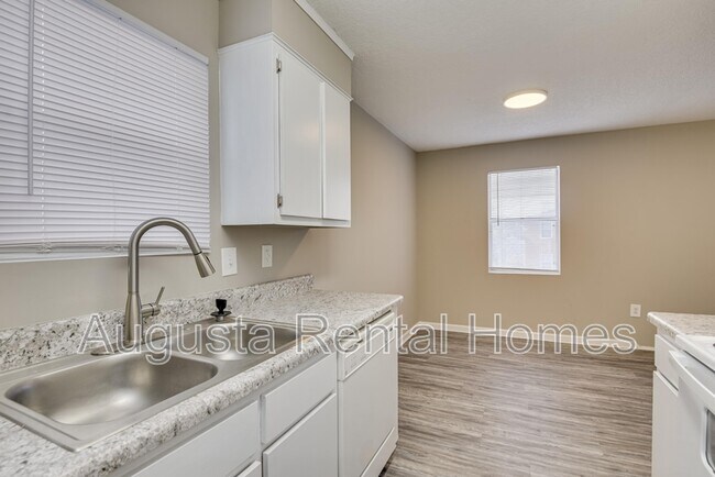 Building Photo - 2573 1/2 Tobacco Road - B