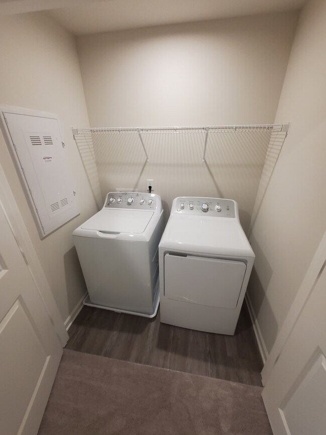 Building Photo - Like new 3BR/2.5BA townhouse in Goodlettsville