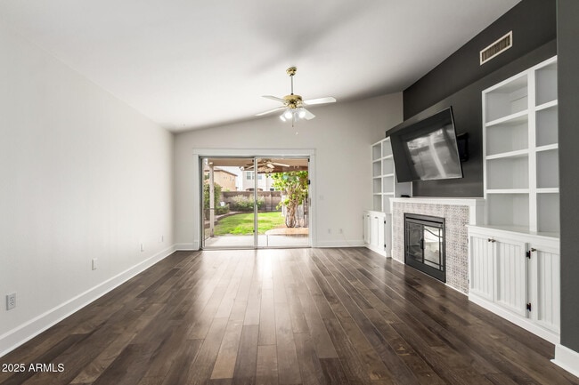 Building Photo - 1132 N Hudson Pl