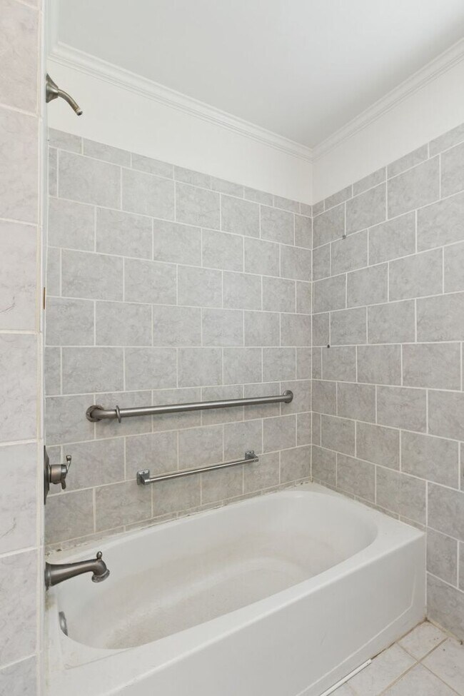 Building Photo - 1108 Larchmont Ln