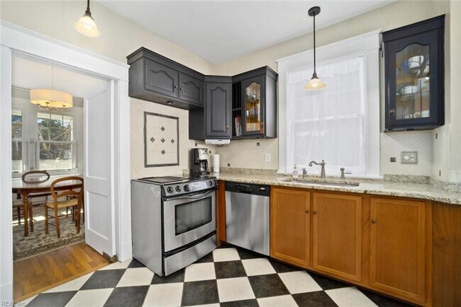 Building Photo - LARCHMONT