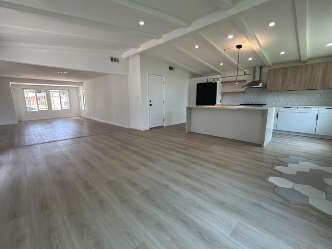 Building Photo - Spacious 3 Bed 3 Bathoom in Long Beach