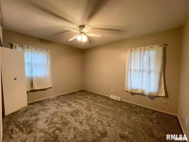 Building Photo - 2237 Waveland Dr