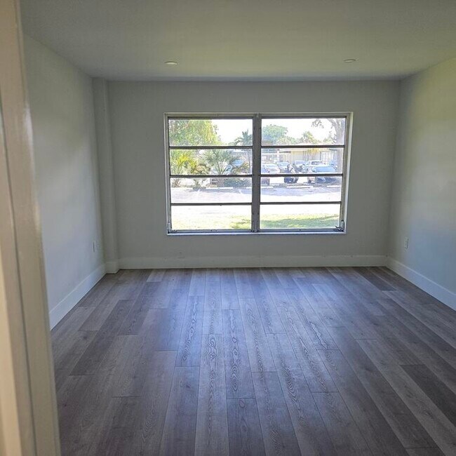 Building Photo - 4164 Inverrary Dr