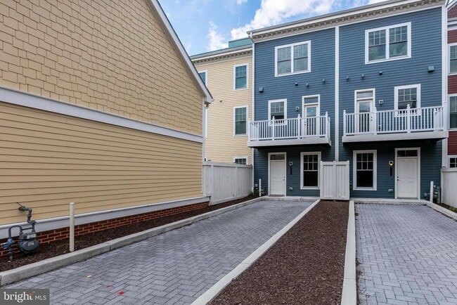 Building Photo - 723 Diamond Ave