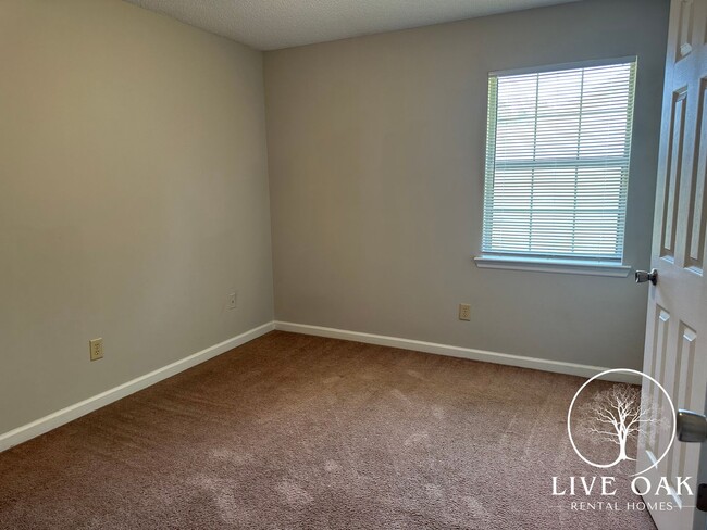Building Photo - MOVE IN SPECIAL: $500 OFF 1ST MONTH'S RENT!**