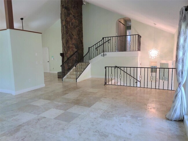 Building Photo - 805 La Guna Dr