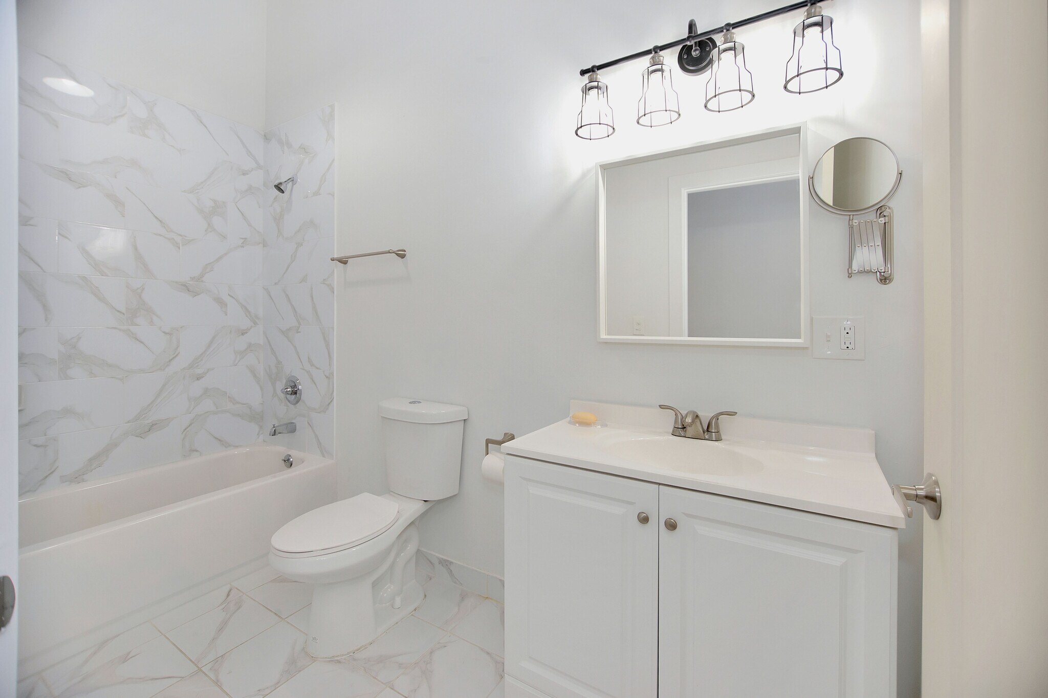 Building Photo - 470 Brainard St