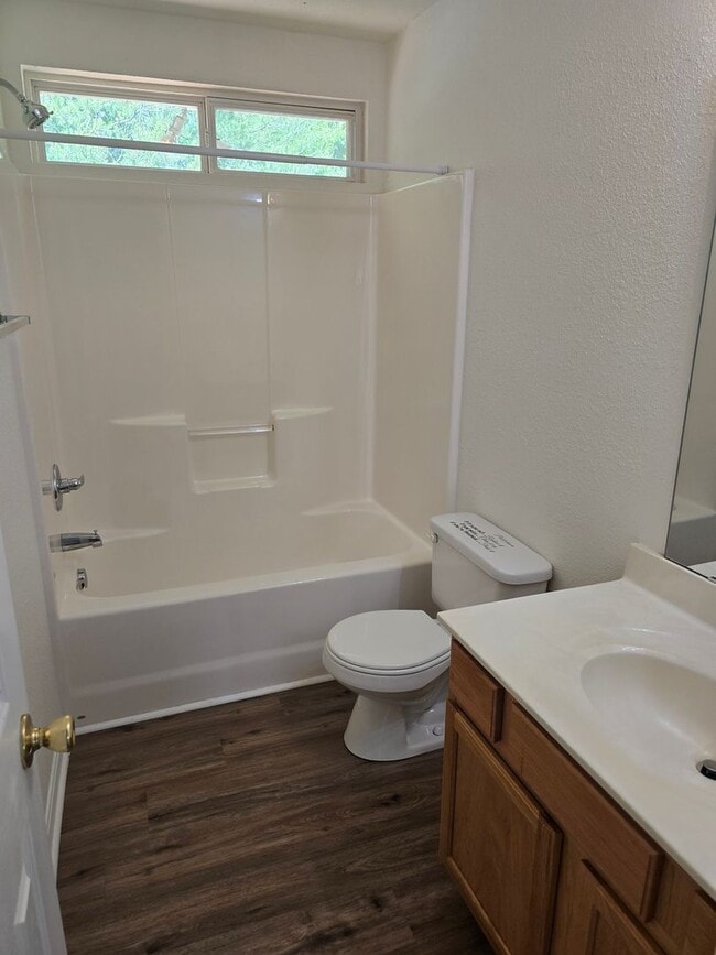 Building Photo - Located in Parkers Xing a home with 4BR/2....