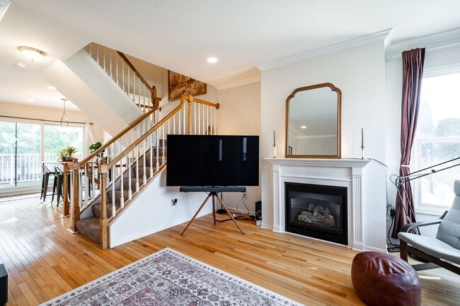 Building Photo - Live steps from Lake Michigan in this spac...