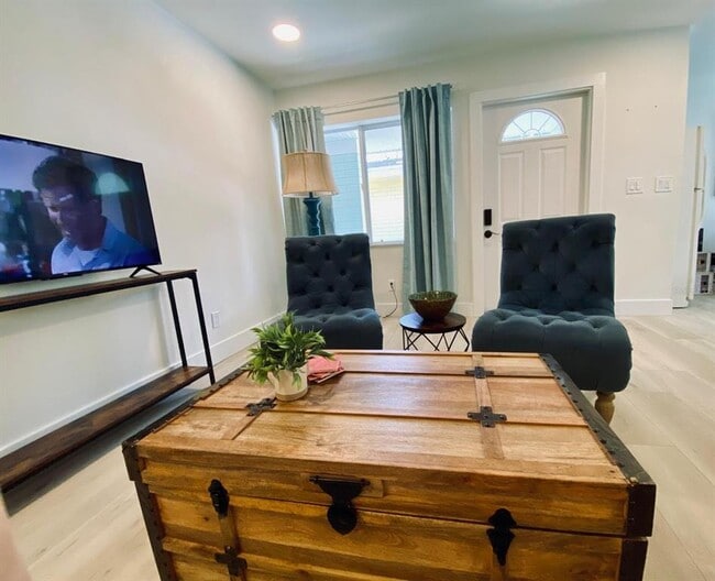 Building Photo - 415 Mapleway