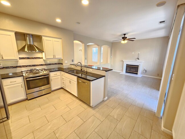 Building Photo - Charming 4 Bed 3 Bath Townhome near Santan...