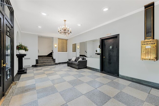 Building Photo - 306 E Mosholu Pkwy S