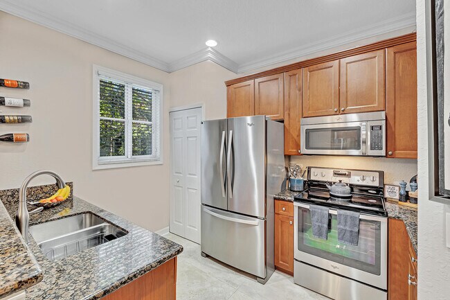Building Photo - 323 Bayfront Dr