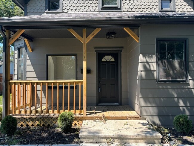 Primary Photo - 924 S Madison St