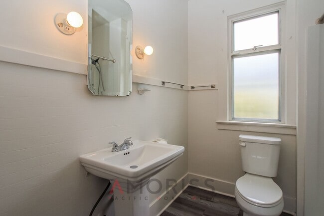 Building Photo - Cozy 2-Bedroom Home in Tacoma's Eastside — Move-In Ready!