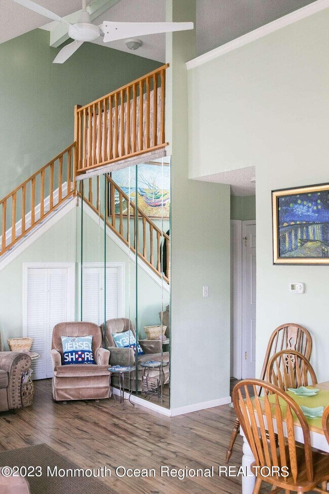 Building Photo - 10 SE Central Ave