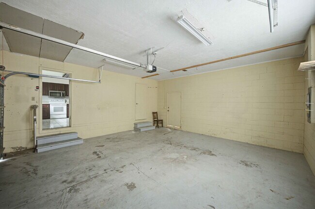 Building Photo - ???? Spacious 3-Bedroom Rental on .39 Acres in Desirable SE Ocala!
