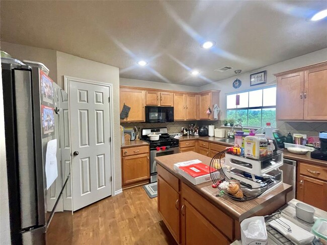 Building Photo - 10813 Dodge Cattle Dr